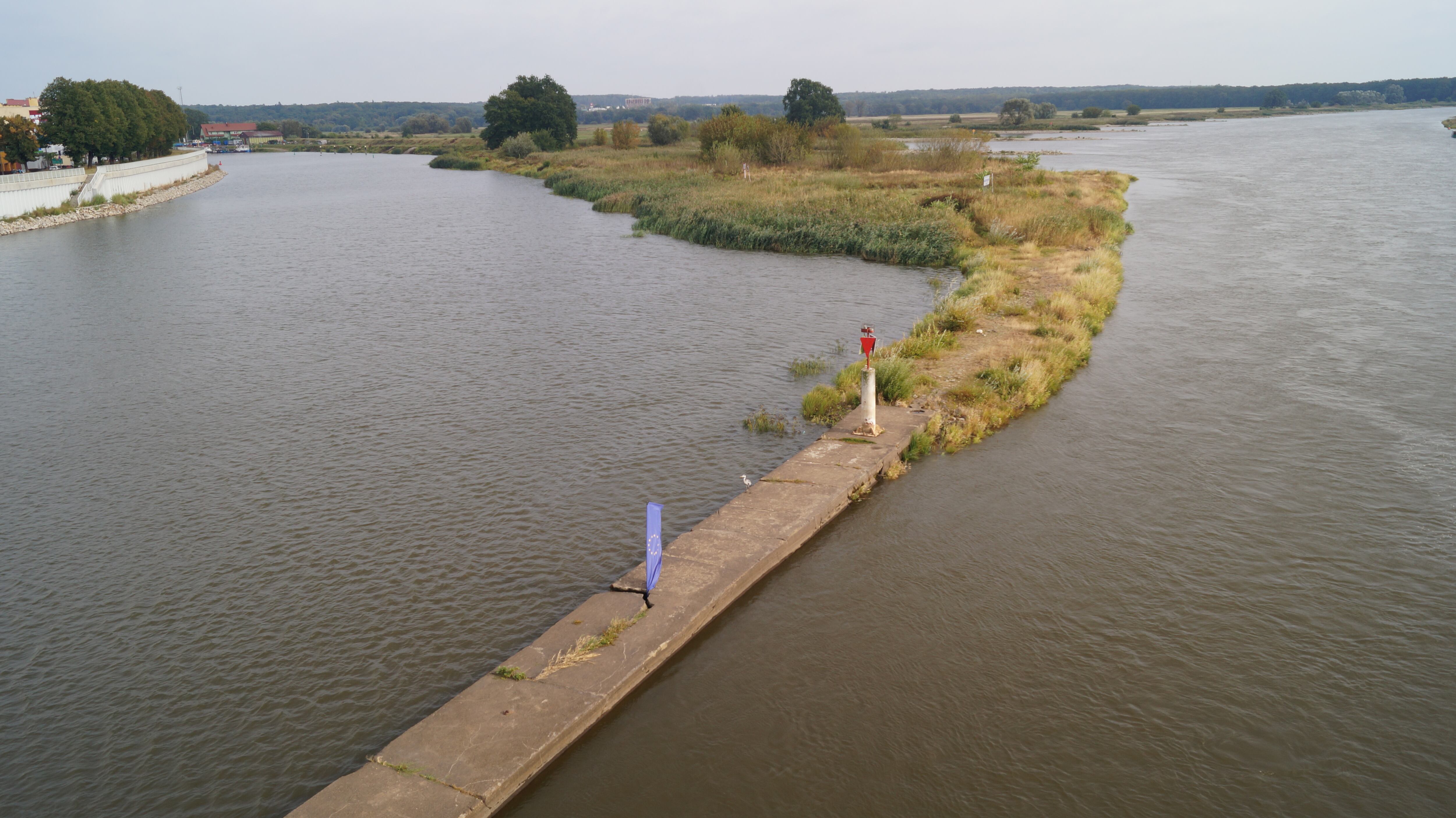 Bandera de Europa en el río Oder, que marca la frontera entre Alemania y Polonia. 