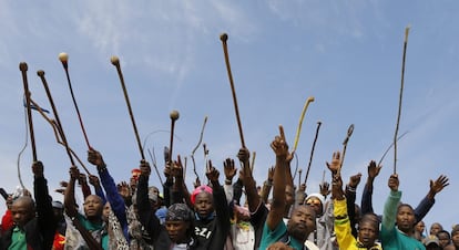 Miembros de la Asociación de mineros y la Unión de Construcción (AMCU) bailan y cantan en la colina Wonderkop durante el cuarto aniversario de la matanza de Marikana. La buena noticia es que la mejoría en las condiciones de vida de estos mineros solo depende del Gobierno de Sudáfrica y de la empresa Lonmin. El derecho al acceso a una vivienda adecuada es un derecho humano desde el año 1948 y Lonmin tiene tierra disponible para empezar a construir 2.000 casas ya mismo.