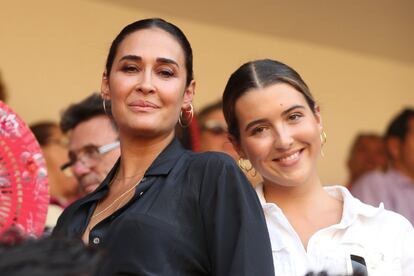 Vicky Martín Berrocal, que diseñó el traje de Morante de la Puebla, con su hija Alba Díaz.