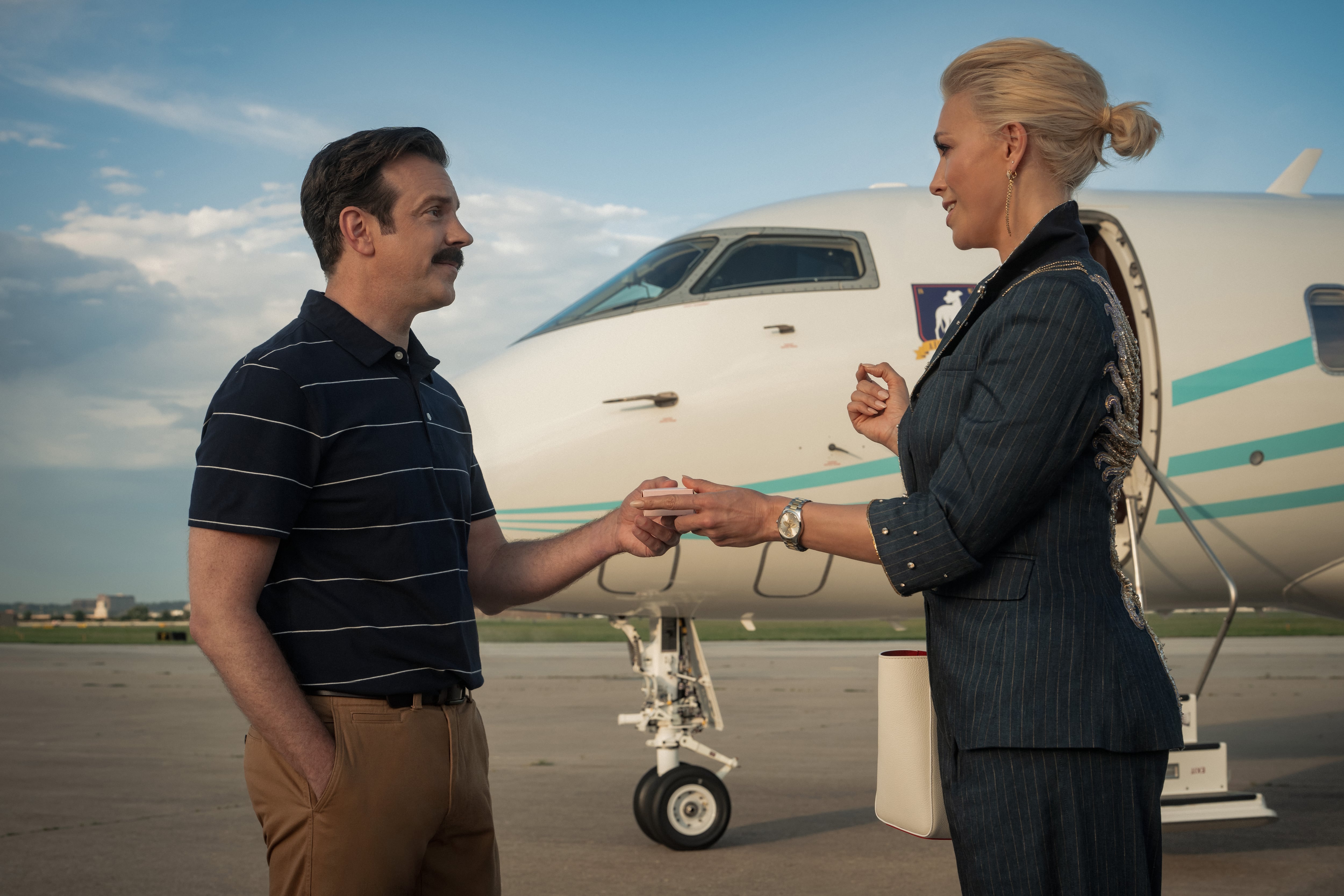 Jason Sudeikis y Hannah Waddingham, en el primer capítulo de la cuarta temporada de 'Ted Lasso'.