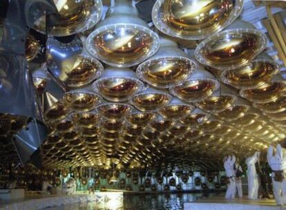 Interior de la gran vasija del detector de neutrinos subterráneo Superkamiokande, en Japón, durante su puesta a punto.