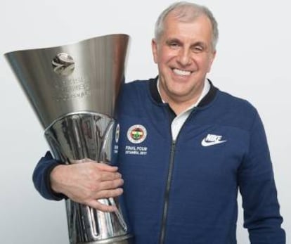 Obradovic posa con la Euroliga de 2017