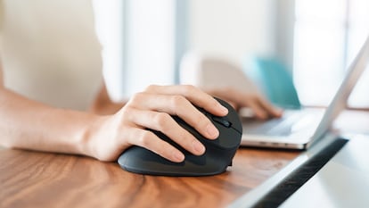Artículo de EL PAÍS Escaparate que describe las ventajas de uso de un ratón ergonómico y vertical en oferta de Trust