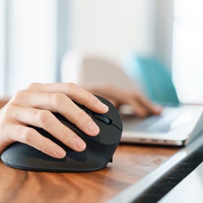 Artículo de EL PAÍS Escaparate que describe las ventajas de uso de un ratón ergonómico y vertical en oferta de Trust
