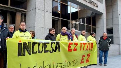 Concentración de trabajadores de Incoesa este lunes en Bilbao.
