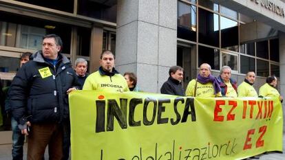 Concentración de trabajadores de Incoesa este lunes en Bilbao.