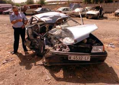 Estado en el que quedó el vehículo en el que viajaban los seis jóvenes tras chocar con un camión de la basura en Leganés.