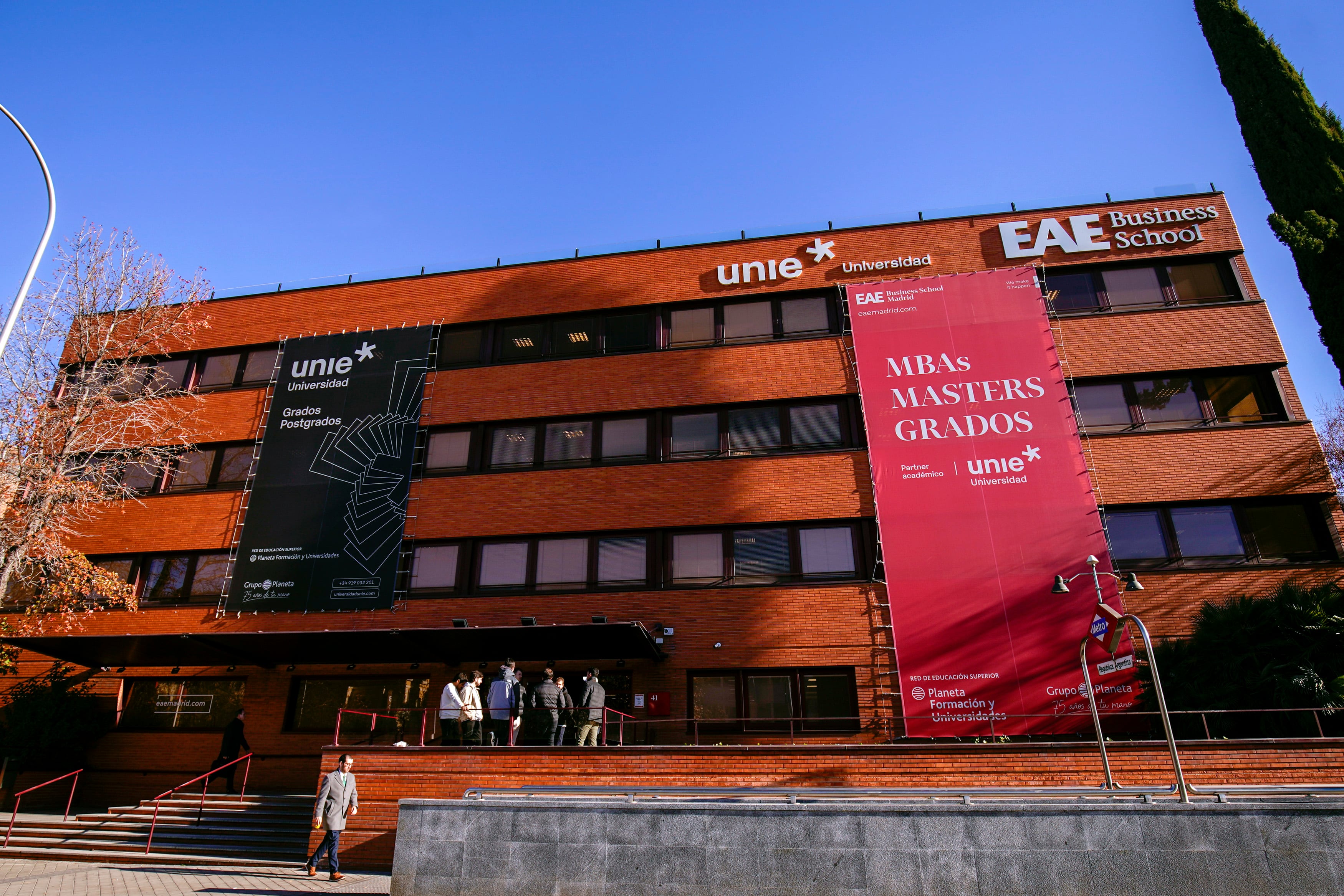 El drama de la escuela de negocios EAE en Madrid: miles de euros y más de un año esperando el diploma