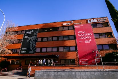 Fachada de la sede de la escuela de negocios EAE en Madrid.