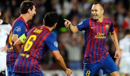 Iniesta celebra con Messi y Xavi un gol