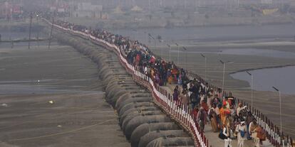 Varios indios cruzan un puente de pontones próximo al río Sangam durante la celebración del festival Kumbh Mela, en Allahabad, Uttar Pradesh (India).