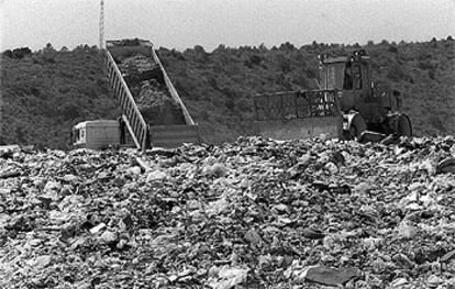 Un vertedero con residuos de productos de distintos orígenes.