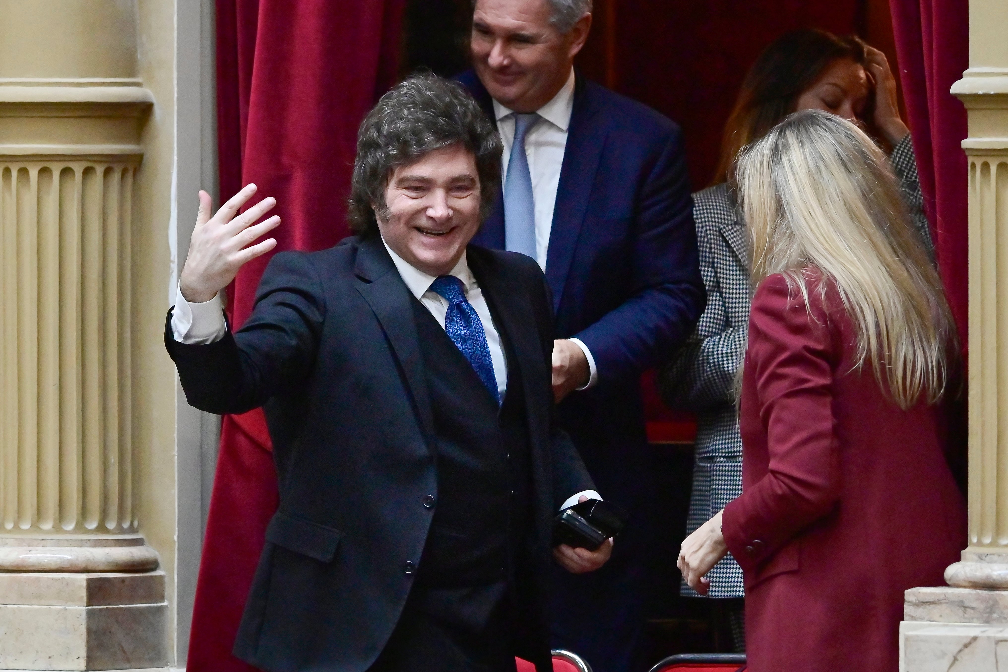 Milei exige que las universidades garanticen las clases mientras recorta sus presupuestos y los salarios