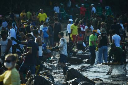 Na foto, voluntários atuam para limpar a praia de Itapuama, na tarde desta terça-feira.