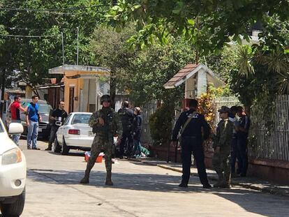 Militares resguardan el cuerpo del últmo periodista asesinado en Veracruz.