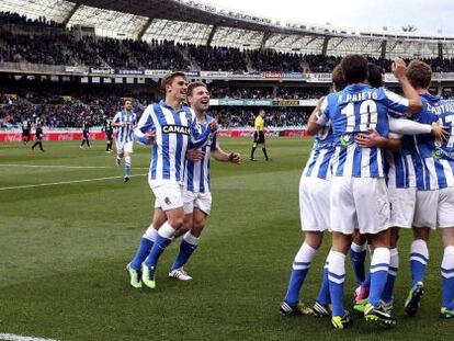 Los jugadores de la Real Sociedad celebran su segundo gol ante el Valladolid.