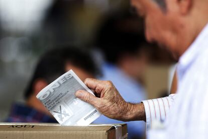 Un hombre vota en Cali en las pasadas elecciones.