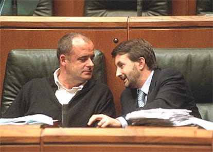 Egibar (izquierda) escucha a Imaz durante un pleno del Parlamento vasco.