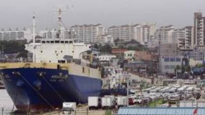 Varios coches usados aparcados antes de enviarlos a Rusia en un muelle de exportación en la ciudad de Sokcho, Corea del Sur.