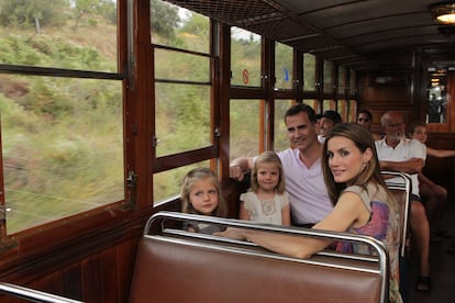 La Familia Real, durante una excursión en el tren de Sóller en Mallorca, el 6 de agosto de 2012.