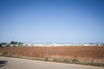 Vista del Centro de Primera Acogida y Registro de Emigrantes de Pournara, en Chipre. El Centro se creó en 2019 con capacidad para unas 1.000 personas. Actualmente, el campamento aloja a casi 3.000. El hacinamiento ha empeorado las condiciones de vida de su población.