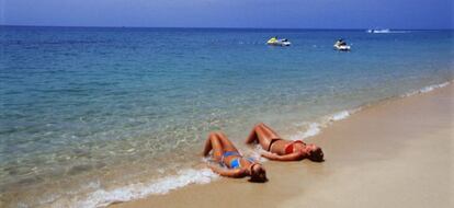 Dos turistas en una playa de Tailandia.