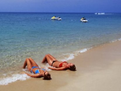 Dos turistas en una playa de Tailandia.