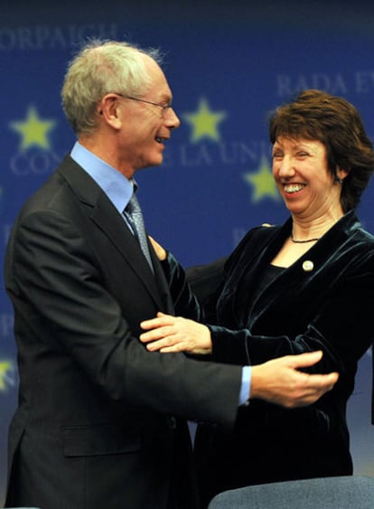 Herman Van Rompuy, nuevo presidente europeo, y Catherine Ashton, <i>ministra </i>de Exteriores, en Bruselas.