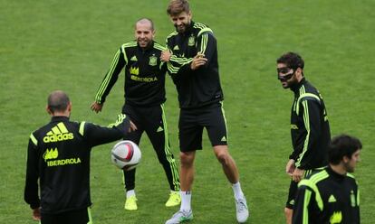 Gerard Piqué bromeja amb Jordi Alba durant l'entrenament a Lleó.