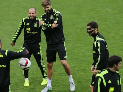 Gerard Piqué bromeja amb Jordi Alba durant l'entrenament a Lleó.