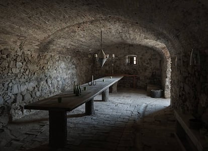 Esta masía bicentenaria, construida con piedra caliza local y barro en el paisaje de Les Gavarres del Baix Empordà, tiene vistas al Mediterráneo.