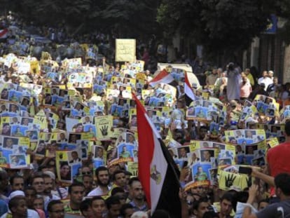 Partidarios de Morsi se manifgiestan, hoy, en El Cairo.