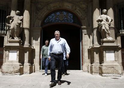 El candidato de EH Bildu a la Alcald&iacute;a de Pamplona, Joseba Asiron, sale del Ayuntamiento de Pamplona el pasado martes.