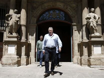 El candidato de EH Bildu a la Alcaldía de Pamplona, Joseba Asiron, sale del Ayuntamiento de Pamplona el pasado martes.