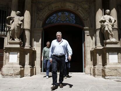 El candidato de EH Bildu a la Alcald&iacute;a de Pamplona, Joseba Asiron, sale del Ayuntamiento de Pamplona el pasado martes.