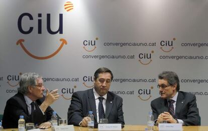 El presidente de CiU y de la Generalitat, Artur Mas (d), conversa con el secretario general adjunto y alcalde de Barcelona, Xavier Trias (i), en presencia del secretario general de Unió, Josep Maria Pelegrí (c), durante la reunión de la Comisión Ejecutiva Nacional de la Federación.