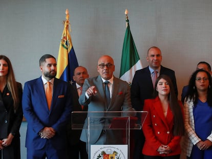 La delegación gubernamental venezolana, tras la primera ronda de conversaciones celebrada en México el fin de semana.