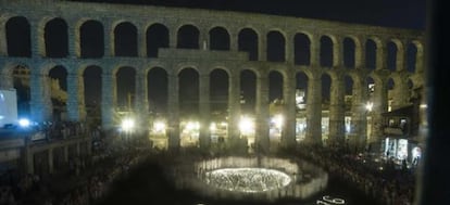 El acueducto de Segovia, iluminado con velas.