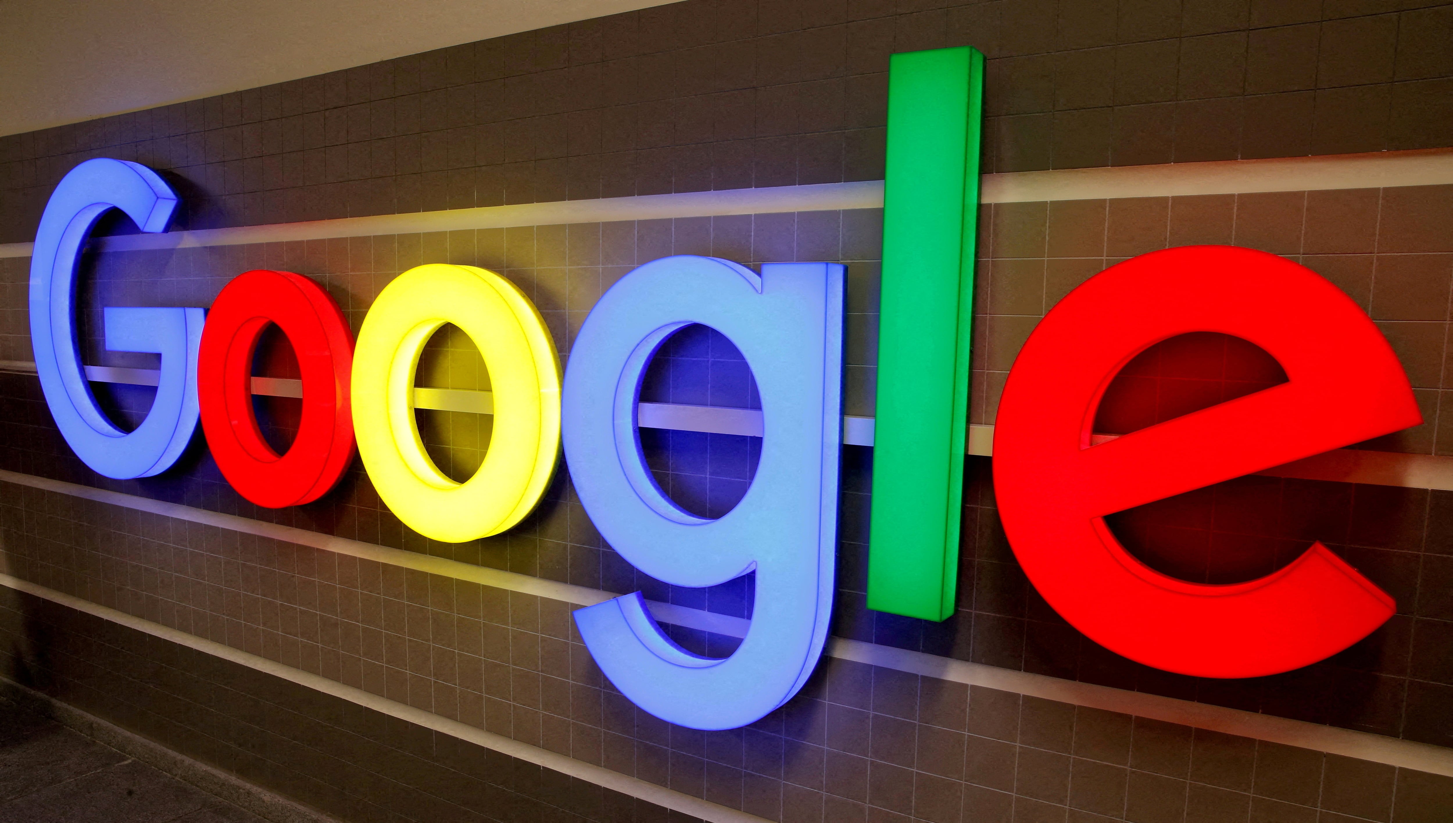 Un logo iluminado de Google en un edificio de Zúrich.