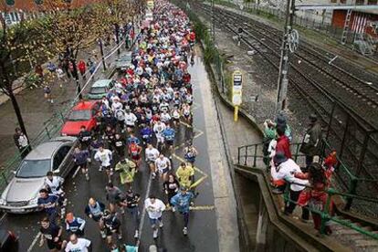 Los participantes en la prueba Desde Santurce a Bilbao, poco después de tomar la salida en Santurtzi.