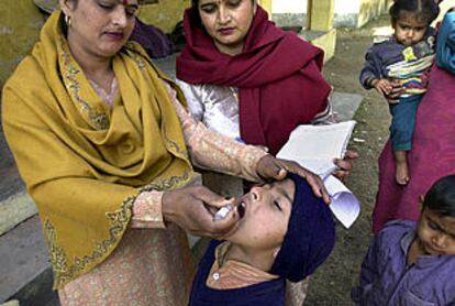 Un niño recibe la vacuna contra la polio en un campo de refugiados en Damana (India).