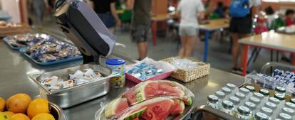 Hora del desayuno en un campamento urbano en Madrid.