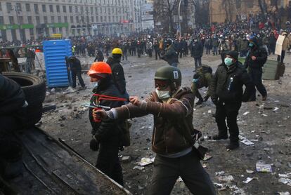 Manifestantes contra el gobierno se enfrentan con la policía, en el centro de Kiev, Ucrania, lunes, 20 de enero de 2014. 