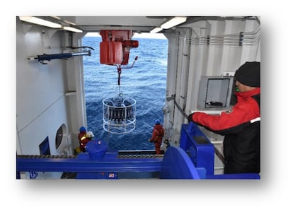 Tripulantes do Carrasco lançam uma roseta oceanográfica para coletar amostras de diferentes níveis da água do mar, onde se escondem vários segredos.