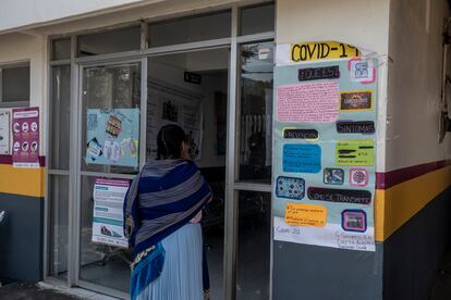 Una mujer purepécha observa la información sobre la Covid-19 en el centro de salud de Angahuan.