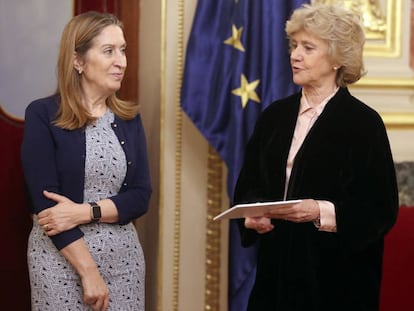 Ana Pastor y Soledad Becerril, en el Congreso de los diputados. 