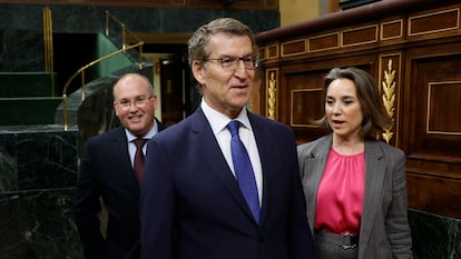 El líder del PP, Alberto Núñez Feijóo (en el centro), acompañado de Miguel Tellado y Cuca Gamarra, este miércoles en el Congreso de los Diputados.