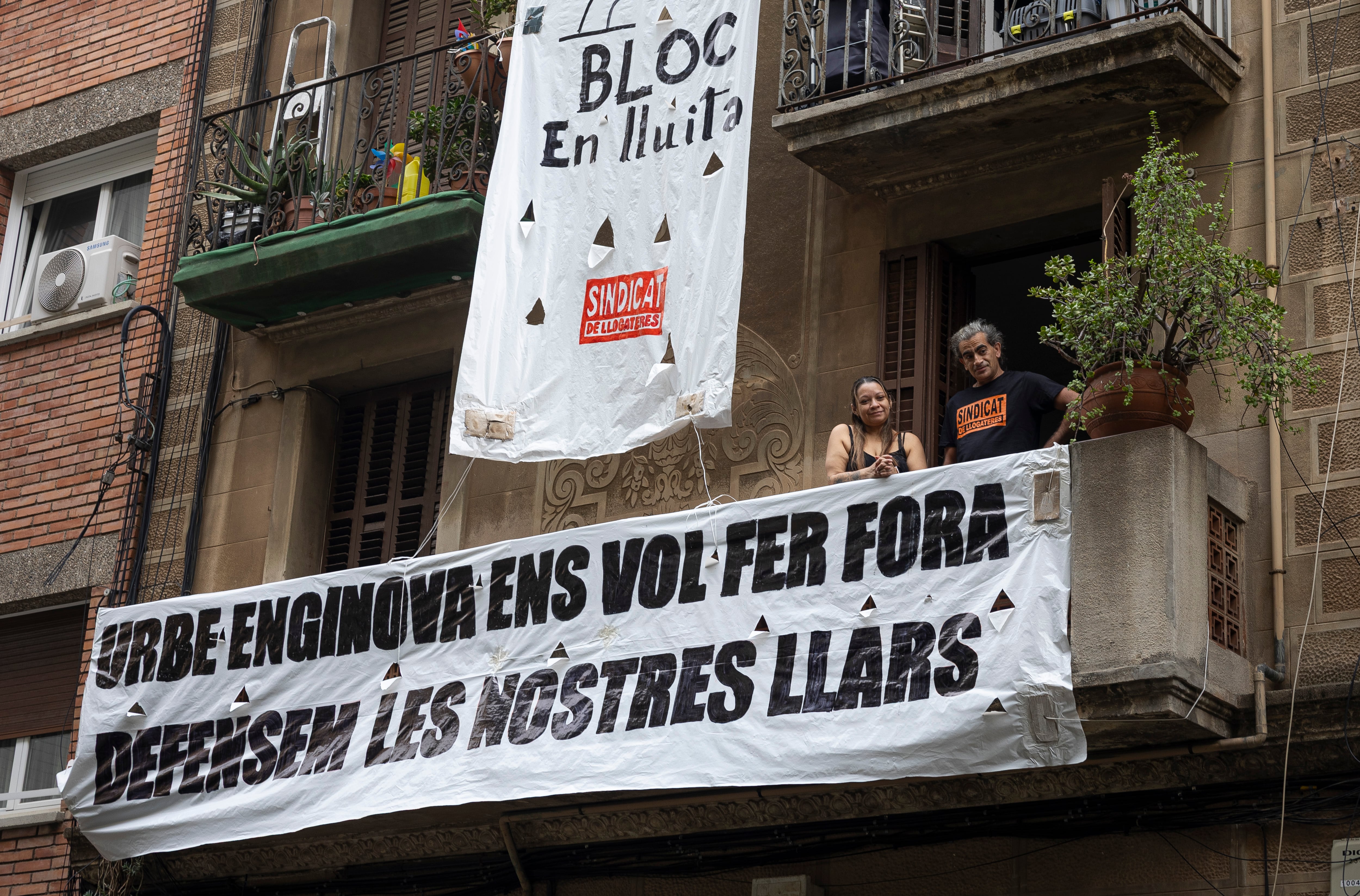 Jaqueline y Albert, vecinos del barrio del Poblesec de Barcelona que temen que la nueva propiedad del edificio no les renueve los contratos, que vencen en 2026.