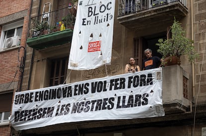 Jaqueline y Albert, vecinos del barrio del Poblesec de Barcelona que temen que la nueva propiedad del edificio no les renueve los contratos, que vencen en 2026.