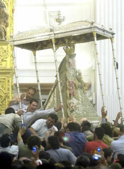 Los almonteños, protagonizan el ''salto de la reja'' para liberar a la Virgen del Rocío